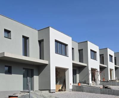 REZERVOVANÉ - dvojpodlažný dom v radovej zástavbe, Prešov, Šalgovík