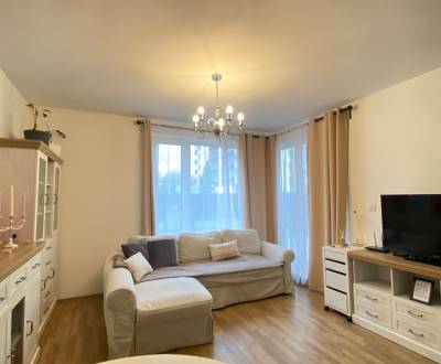 Bezbariérový,  2.izbový byt s predzáhradkou a garážovým státím.