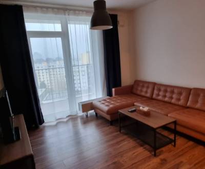 ZARIADENÝ 2-IZB. BYT S VÝHĽADOM NA HRAD, GAR. STÁTIE, PETRŽALKA CITY