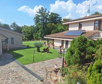 Výnimočné rodinné sídlo s veľkou záhradou a bazénom v Bernolákove