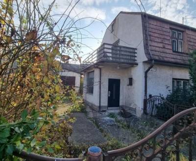 Stavebný pozemok so starým rodinným domom na Valašskej ulici na predaj