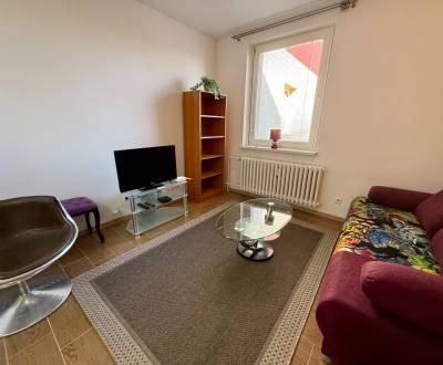 PRENAJATÝ/ NA PRENÁJOM 1,5 - IZB. BYT, SENICA, KOMENSKÉHO UL.