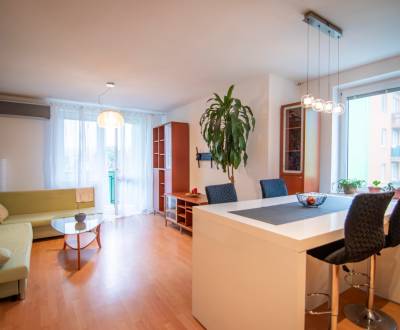 Priestranný 3-izbový byt s dvoma balkónmi v Pezinku, sídlisko Muškát