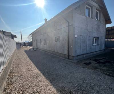  REZERVOVANÝ - NA PREDAJ DVOJGENERAČNÝ DOM, KOŠICE-ŠACA