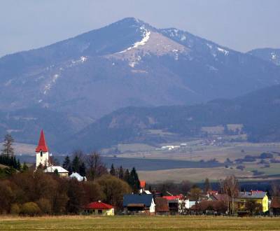HĽADÁM: 5 izbový rodinný dom s pozemkom od 800 m2, Valča + okolie