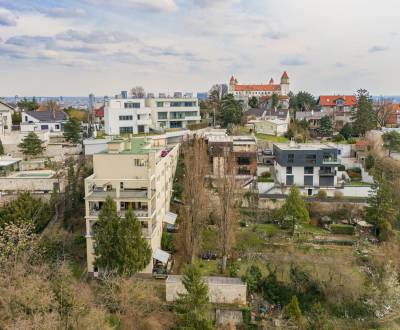 NA PREDAJ veľký 1 izbový byt s impozantnými výhľadmi na hradnom kopci