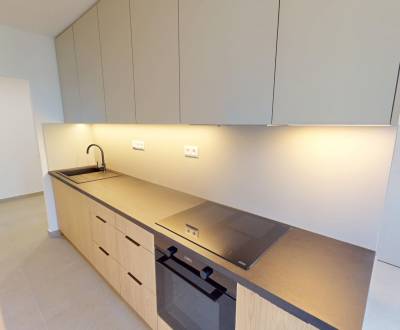 ČERSTVÁ REKONŠTRUKCIA! Dvojizbový byt s 2 balkónmi v centre Dubnice