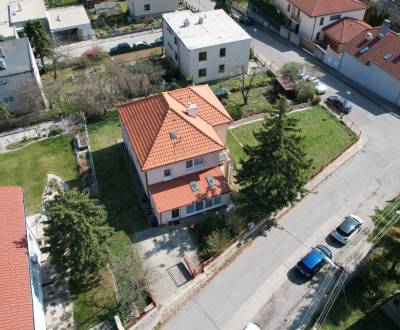 VIACGENERAČNÝ RD V DÚBRAVKE S VÝHĽADOM NA ZAUJÍMAVOM POZEMKU 764 M2