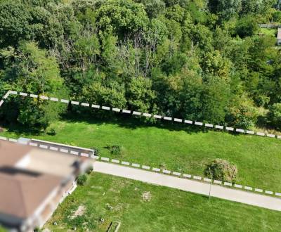 Pozemok na stavbu domu s prístupom k sieťam v privátnej zóne 