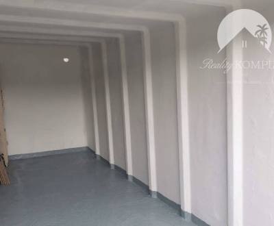 Vám ponúka na PREDAJ vynovenú garáž na Domkársk