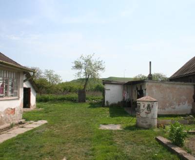  PREDAJ 2053 m2 stavebný pozemok, starší RD, všetky IS, Veľká Ida