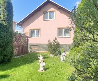 Predaj: Rodinný dom s dvojgarážou v pokojnej časti  Rajca ( MO )