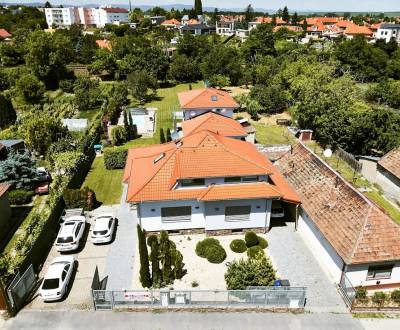 Dva samostatné dvojpodlažné rodinné domy na veľkorysom pozemku