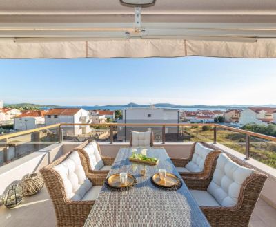 Vodice – kompletne zariadený penthouse, výhľad na more