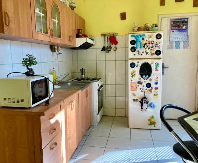 PREDANÉ 4-izbový byt /84m2/ s balkónom a veľkou pivnicou, Komárno