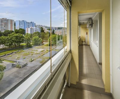 PREDANÉ! 2-IZBOVÝ BYT, PÔVODNÝ STAV, VEĽKÁ LOGGIA, KARLOVA VES