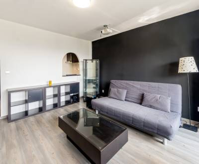 REZERVOVANÉ Sympatický 2i byt 46m2, s lodžiou a A/C, dobrá lokalita