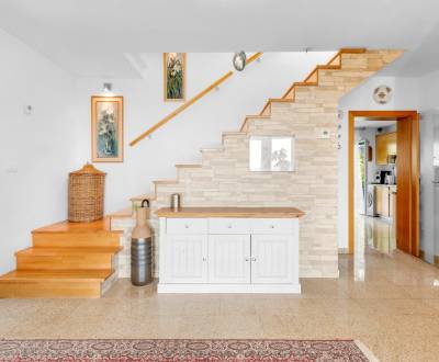 Trojpodlažný RD po rekonštrukcii, 215 m2, pozemok 446 m2, Kalvária