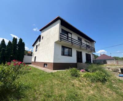 GYŇOV: Priestranný tehlový 6 izbový  rodinný dom, pozemkok 605 m2