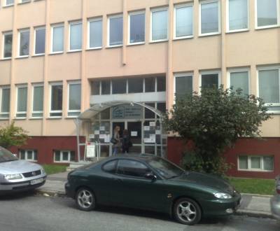 Menší skladový priestor oproti VIVO ( Polus)  