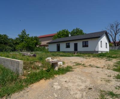 NOVOSTAVBA S VEĽKORYSÝM POZEMKOM PRI KOŠICIACH, 950 m², VAJKOVCE