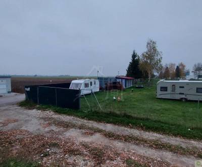 Pozemok s obytným kontajnerom na záhrade na predaj Holíč