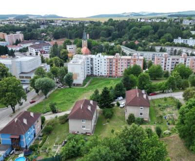 Ponúka na predaj 3-izbový byt s balkónom, garážou a záhradou