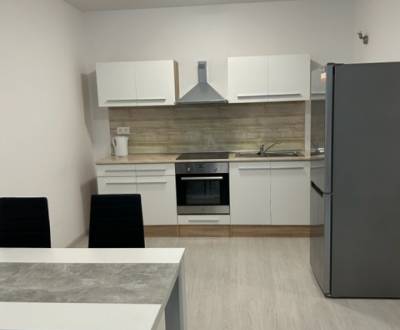 Na prenájom nový 2 izbový zariadený byt s parkingom Pezinok 700,- Eur