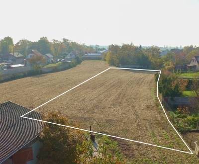 Kúpte si SLNEČNÝ, ROVINATÝ stavený pozemok 1500-3000 m², všetky IS