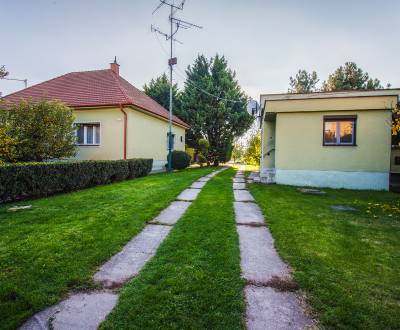 Pozrite si 4i RD s DOKONALÝM ZÁZEMÍM, ROZĽAHLÝ POZEMOK + bonus 2i RD