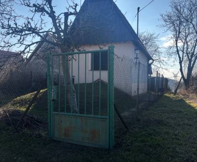 PREDAJ, PODLUŽANY - VINIČNÝ DOMČEK S VINOHRADOM