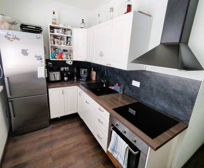 PREDAJ 2 izb. bytu ,52,50 m2, BA - Hornádska ul,2/8.posch., kompl.rek.