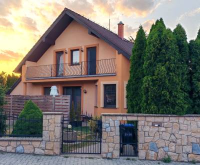 Štýlový dvojgeneračný 5-izb. dom, bazén,  Trenčianska Turná