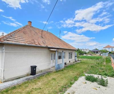 3 IZB ROD.DOM S VEĽKÝM POZEMKOM - KMEŤOVO, OKRES NOVÉ ZÁMKY
