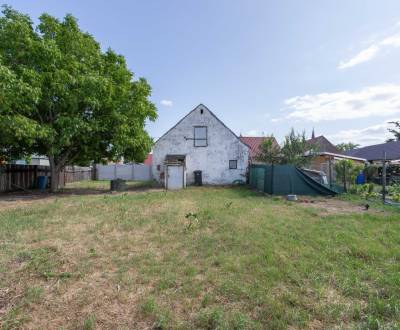 NA PREDAJ pekný slnečný stavebný pozemok na Športovej ulici v Gajaroch