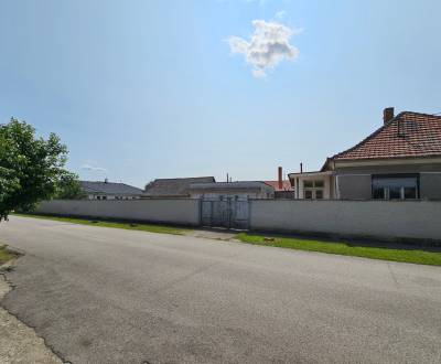 Predáme rodinný dom vo Váhovciach na peknom pozemku