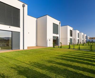 REZERVOVANÉ Krásny 4i RD 105m2, smart systém, záhrada, úplne nový