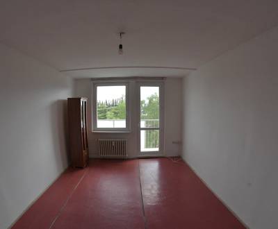 PREDAJ: 2 izbový byt s balkónom, Petržalka, Vilová ul.- BRATISLAVA