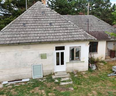 NA PREDAJ – Priestranný pozemok so starším rodinným domom Veľká Gúta