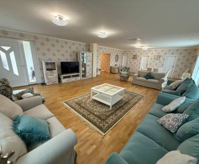 Krásny priestranný 6-izbový rodinný dom v Sokolovciach