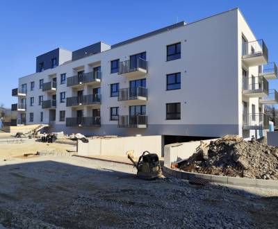 Na predaj 2-izbový byt s výmerou 51,87 m2 a predzáhradkou 74,67 m2