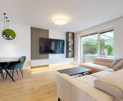 Mezanínový 3-izbový byt v rodinnom dome s vlastnou záhradou v Stupave