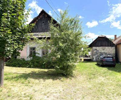 Rodinné domy s gankom na krásnom pozemku-v centre Detvy, jeden majiteľ