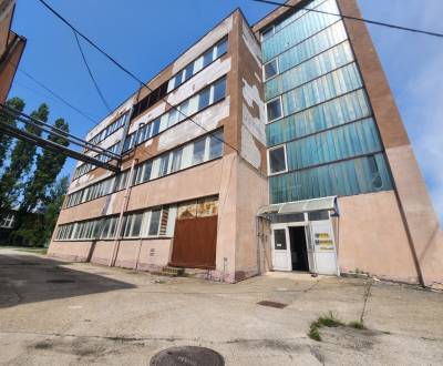 Priemyselná budova v stráženom chemickom areáli