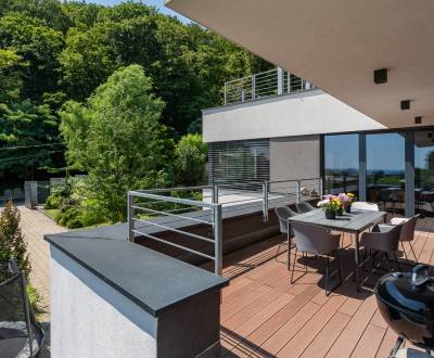 Dom pri lese, výhľad na mesto, 6-izb, 263m2 + terasy, 2-garáž, AHOJ