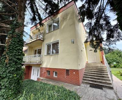 NA PREDAJ POSCHODOVÝ RODINNÝ DOM S GARÁŽOU NA UL. B. NĚMCOVEJ, KOMÁRNO