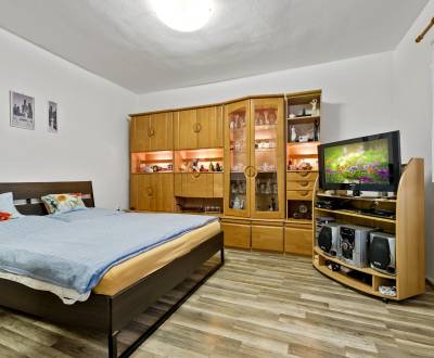 NA PREDAJ 2-IZBOVÝ BYT S VEĽKOU TERASOU V OBCI MALÉ LEVÁRE