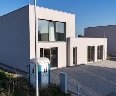 Kráľova pri SENCI-Novostavba 2-podlažného RD s hlinikovými oknami