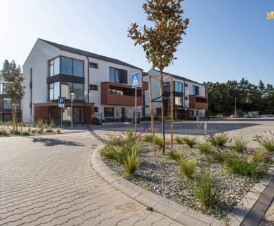 NA PREDAJ moderný 2-izbový byt so záhradou a parkovaním v Kostolišti