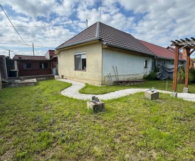 NA PREDAJ rodinný dom vo Svätoplukove